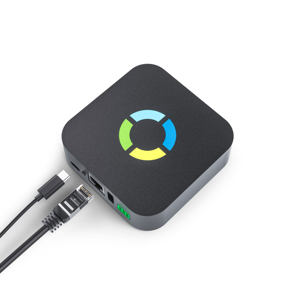 Der PANTABOX Energiemanager, ein intelligentes HEMS für PV-Überschussladen mit LAN-Kabel und USB-C Anschluss