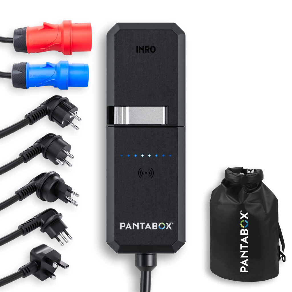 Mobile Wallbox mit verschiedenen Adaptern und einer Transporttasche