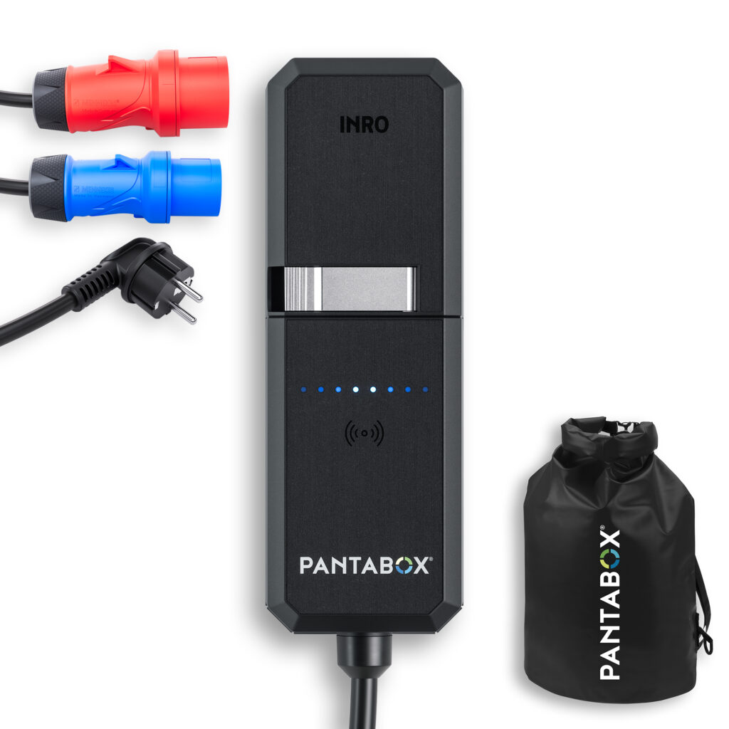 Ein Set mit einem mobilen Charger für das Laden von E-Autos mit 3 Adaptern und einer Transporttasche