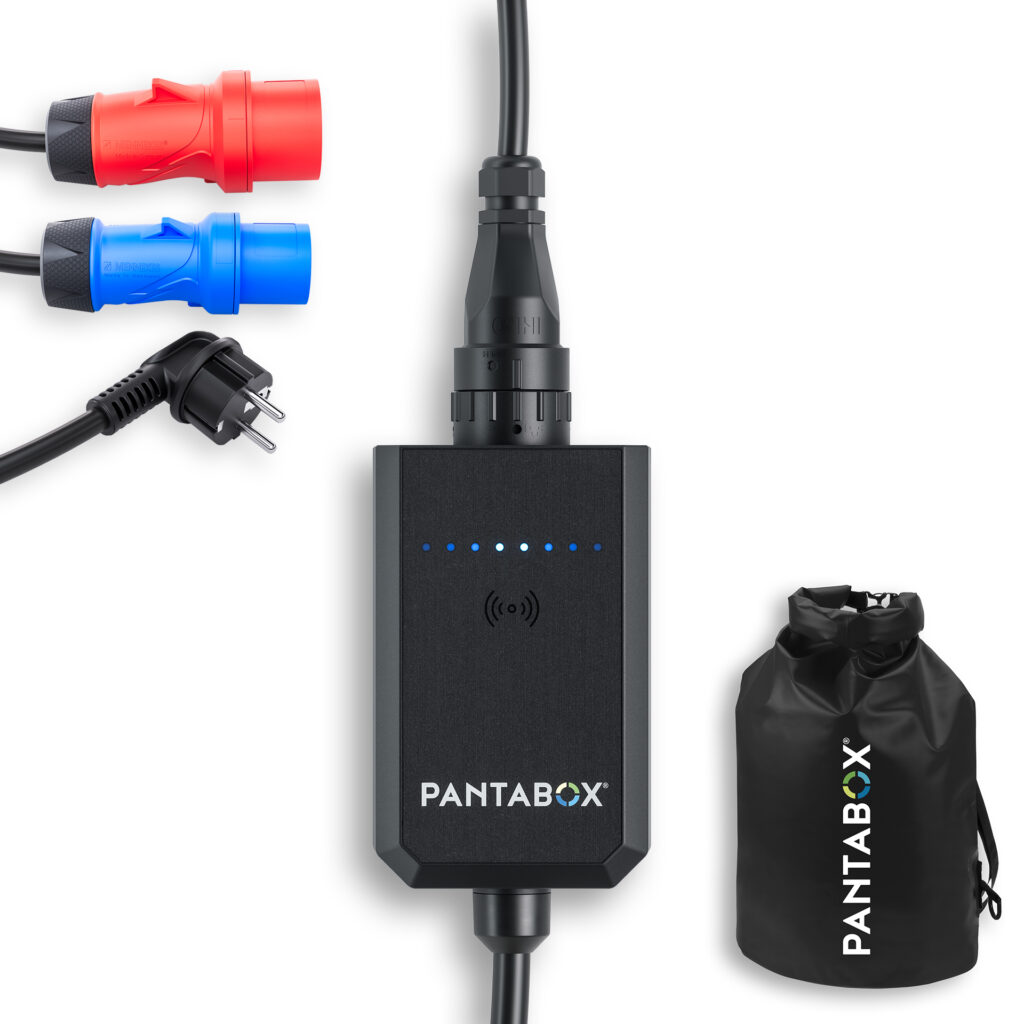 Eine mobile Ladeeinheit für das Laden von Elektrofahrzeugen mit Adaptern für verschiedene Steckdosen und Transporttasche